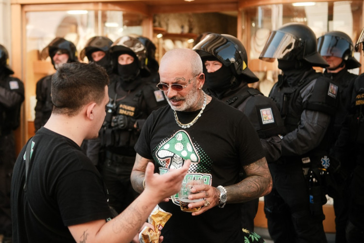 FOTOGALERIE: Centrum Prahy obsadili řečtí fanoušci, míří na večerní zápas se Slavií