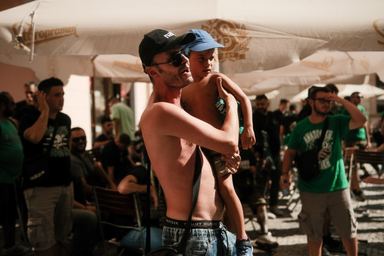 FOTOGALERIE: Centrum Prahy obsadili řečtí fanoušci, míří na večerní zápas se Slavií