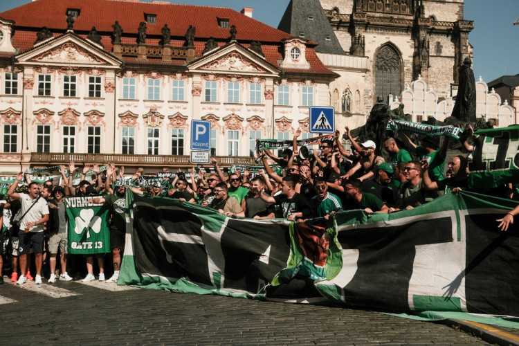 FOTOGALERIE: Centrum Prahy obsadili řečtí fanoušci, míří na večerní zápas se Slavií