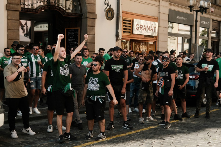 FOTOGALERIE: Centrum Prahy obsadili řečtí fanoušci, míří na večerní zápas se Slavií