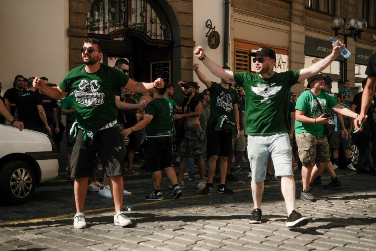 FOTOGALERIE: Centrum Prahy obsadili řečtí fanoušci, míří na večerní zápas se Slavií
