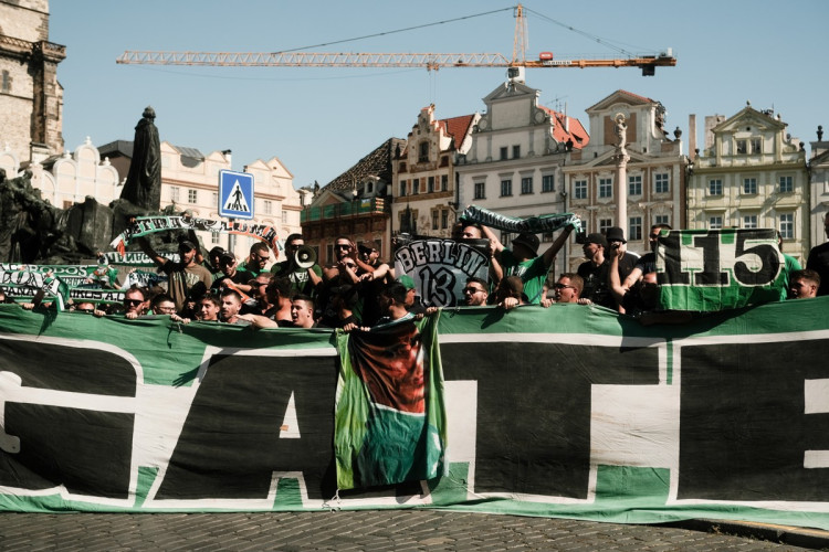 FOTOGALERIE: Centrum Prahy obsadili řečtí fanoušci, míří na večerní zápas se Slavií