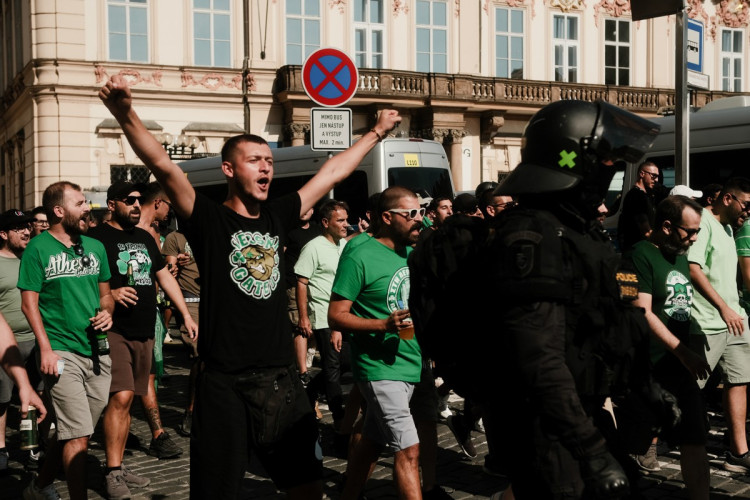 FOTOGALERIE: Centrum Prahy obsadili řečtí fanoušci, míří na večerní zápas se Slavií
