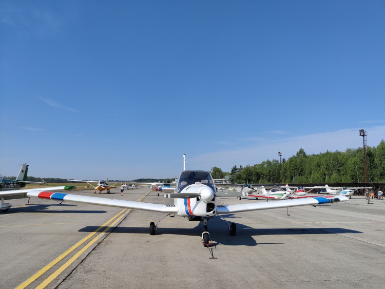 FOTOGALERIE: Piloti protestovali proti zvažovanému rušení letiště