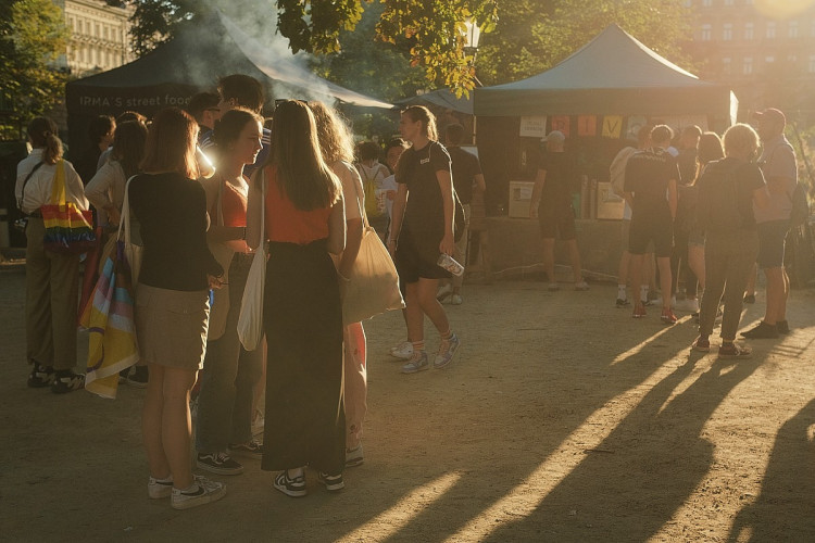 FOTOGALERIE: Praha září duhou. Proběhlo slavnostní zahájení Prague Pride