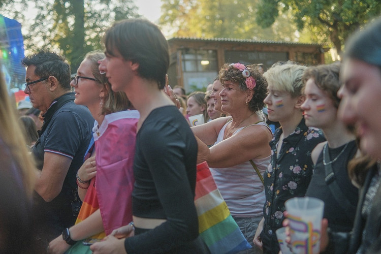 FOTOGALERIE: Praha září duhou. Proběhlo slavnostní zahájení Prague Pride