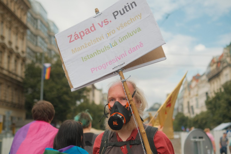 FOTOGALERIE: Duhový průvod prošel Prahou. Podívejte se na ty nejlepší momentky