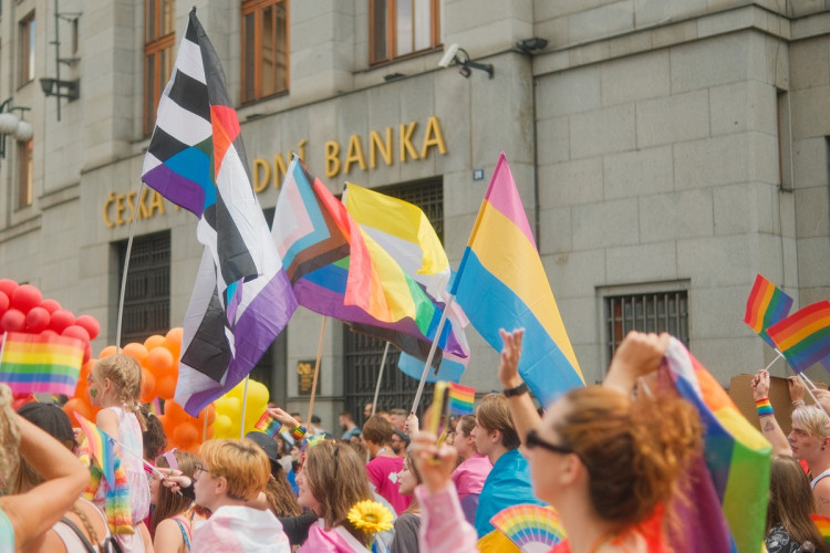 FOTOGALERIE: Duhový průvod prošel Prahou. Podívejte se na ty nejlepší momentky