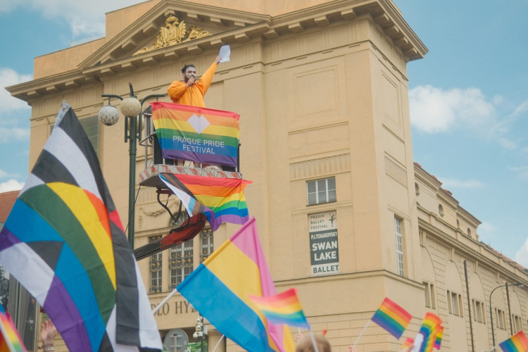 FOTOGALERIE: Duhový průvod prošel Prahou. Podívejte se na ty nejlepší momentky