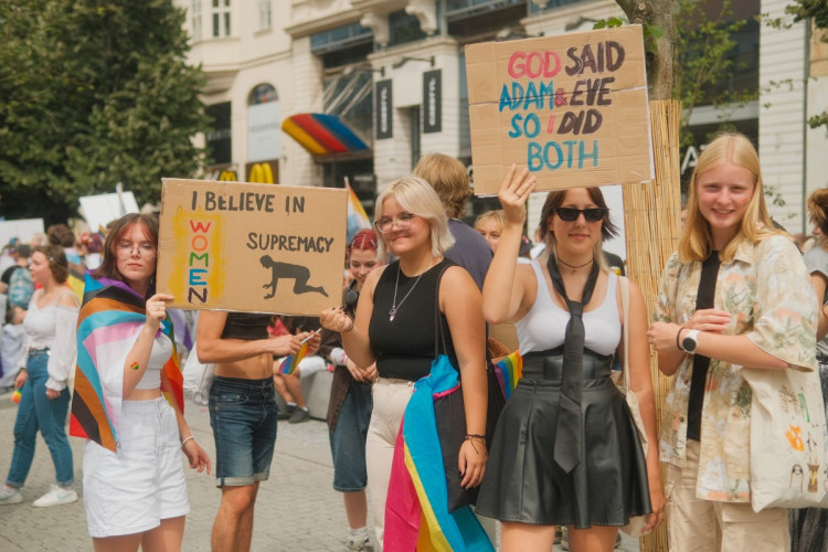 FOTOGALERIE: Duhový průvod prošel Prahou. Podívejte se na ty nejlepší momentky