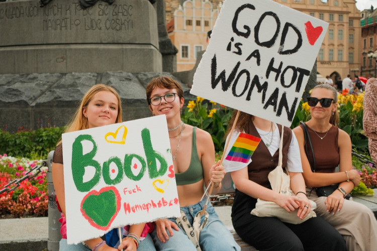 FOTOGALERIE: Duhový průvod prošel Prahou. Podívejte se na ty nejlepší momentky