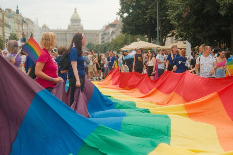 FOTOGALERIE: Duhový průvod prošel Prahou. Podívejte se na ty nejlepší momentky