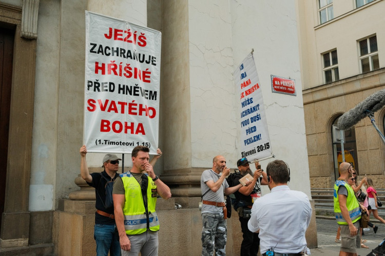 FOTOGALERIE: Duhový průvod prošel Prahou. Podívejte se na ty nejlepší momentky