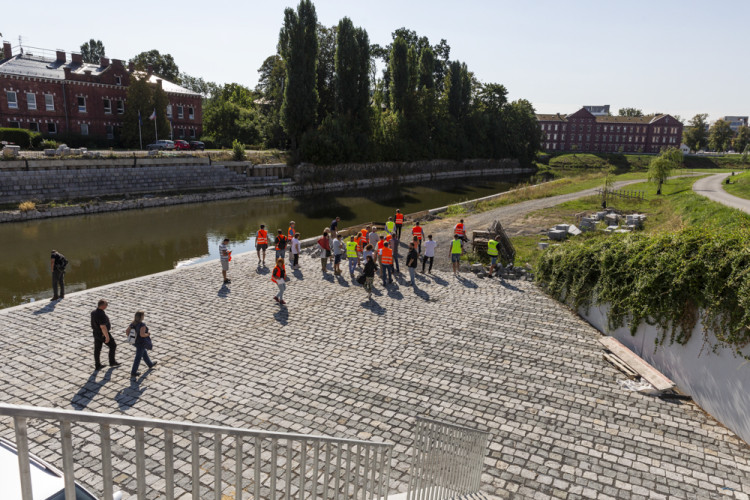 Břehy Moravy nedaleko centra Olomouce dostávají novou podobu