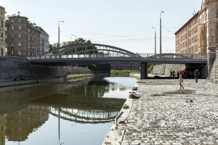 Břehy Moravy nedaleko centra Olomouce dostávají novou podobu