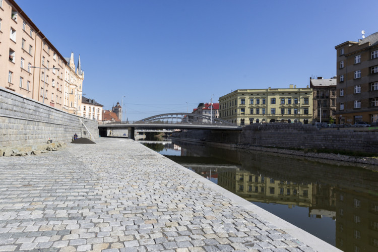 Břehy Moravy nedaleko centra Olomouce dostávají novou podobu