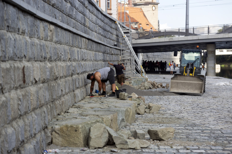 Břehy Moravy nedaleko centra Olomouce dostávají novou podobu
