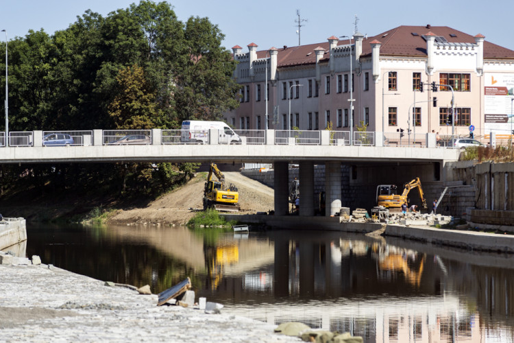 Břehy Moravy nedaleko centra Olomouce dostávají novou podobu