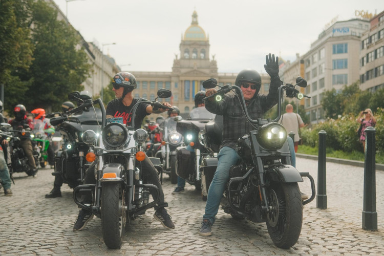 FOTOGALERIE: Stovky motorkářů projely Prahou. Podívejte se na fotky
