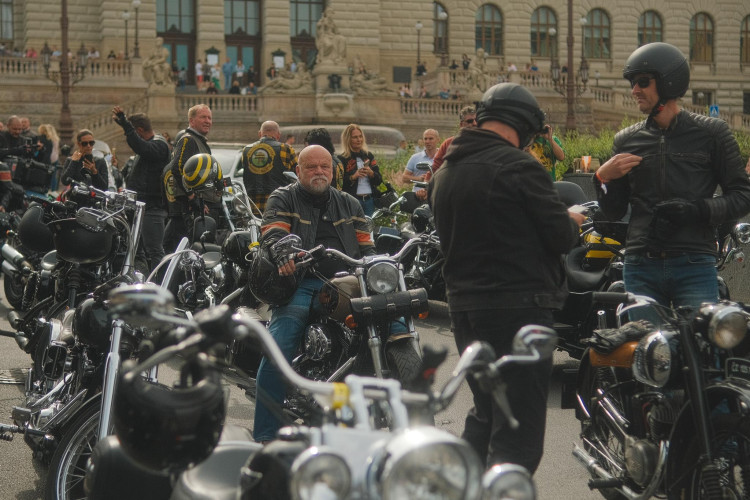 FOTOGALERIE: Stovky motorkářů projely Prahou. Podívejte se na fotky