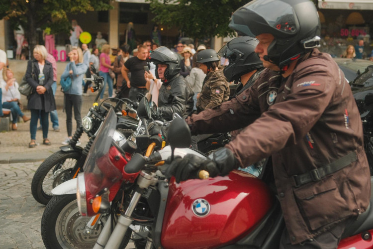 FOTOGALERIE: Stovky motorkářů projely Prahou. Podívejte se na fotky