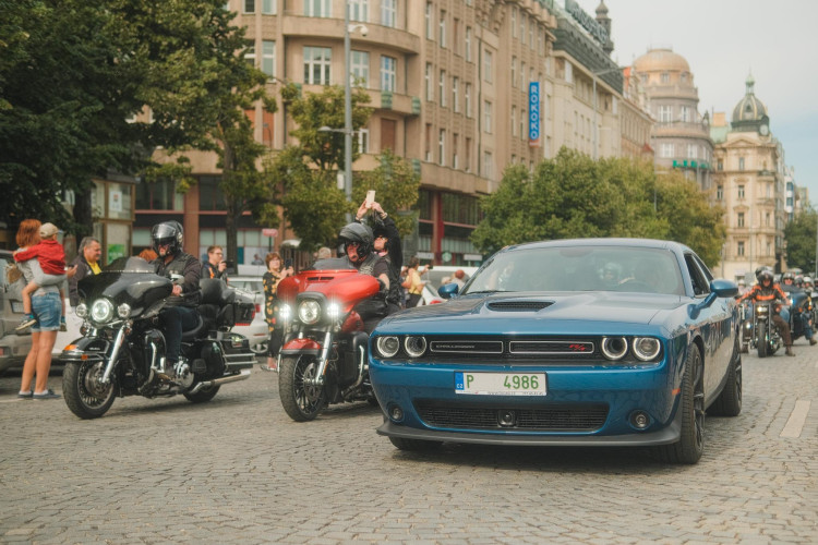 FOTOGALERIE: Stovky motorkářů projely Prahou. Podívejte se na fotky