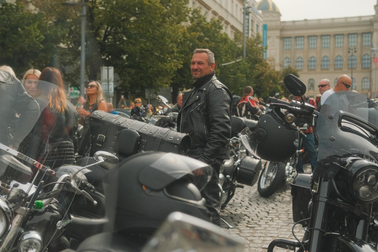 FOTOGALERIE: Stovky motorkářů projely Prahou. Podívejte se na fotky