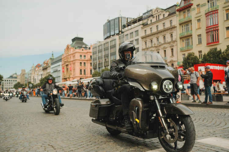 FOTOGALERIE: Stovky motorkářů projely Prahou. Podívejte se na fotky