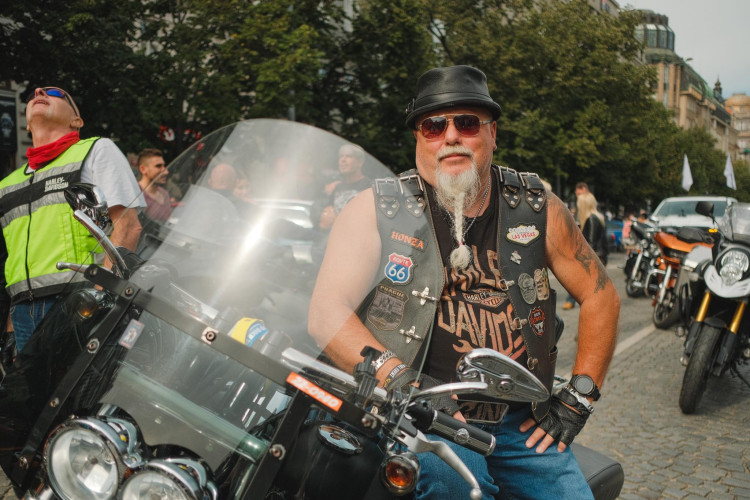 FOTOGALERIE: Stovky motorkářů projely Prahou. Podívejte se na fotky