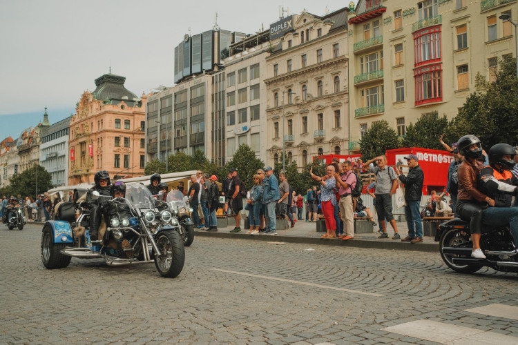 FOTOGALERIE: Stovky motorkářů projely Prahou. Podívejte se na fotky