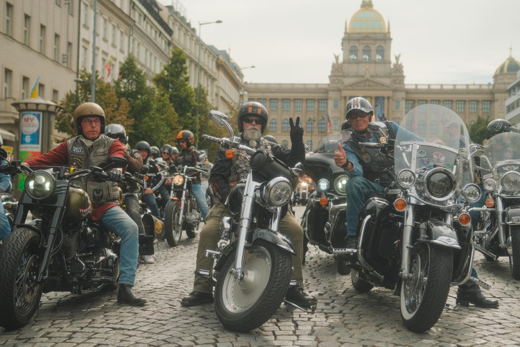 FOTOGALERIE: Stovky motorkářů projely Prahou. Podívejte se na fotky