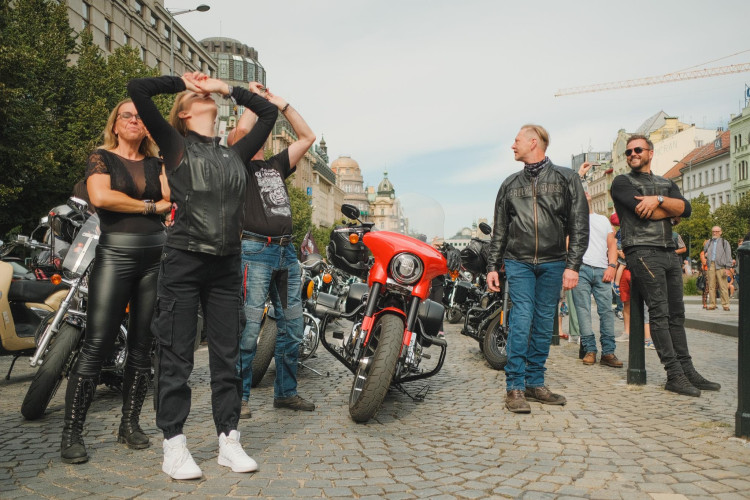 FOTOGALERIE: Stovky motorkářů projely Prahou. Podívejte se na fotky