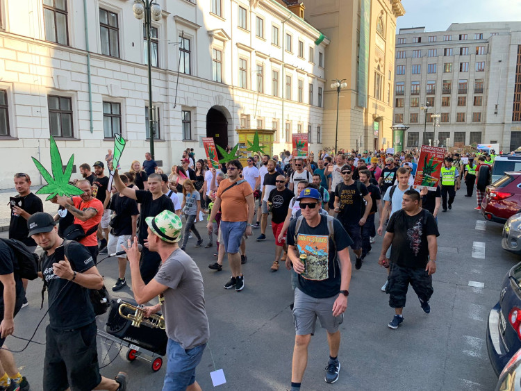 FOTOGALERIE: Prahu zahalil odér konopí. Městem prošel průvod za legalizaci