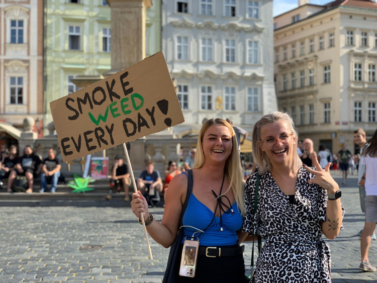 FOTOGALERIE: Prahu zahalil odér konopí. Městem prošel průvod za legalizaci