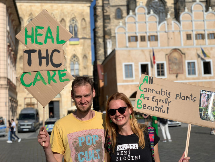 FOTOGALERIE: Prahu zahalil odér konopí. Městem prošel průvod za legalizaci