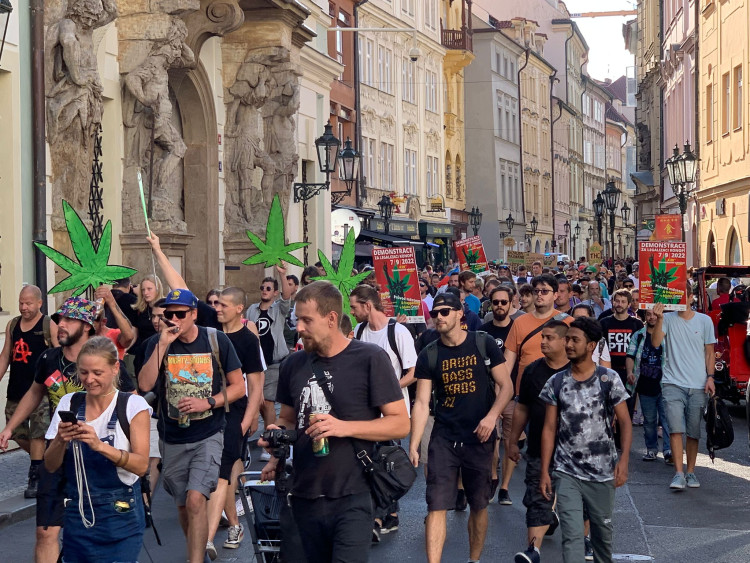 FOTOGALERIE: Prahu zahalil odér konopí. Městem prošel průvod za legalizaci