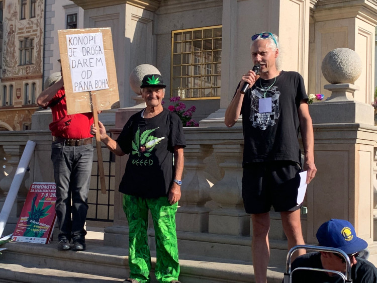 FOTOGALERIE: Prahu zahalil odér konopí. Městem prošel průvod za legalizaci