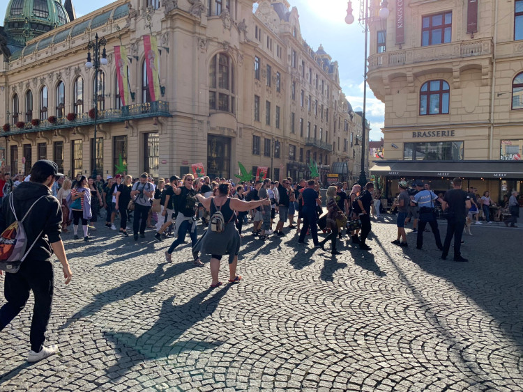 FOTOGALERIE: Prahu zahalil odér konopí. Městem prošel průvod za legalizaci