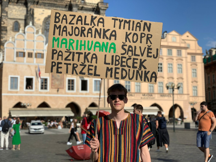 FOTOGALERIE: Prahu zahalil odér konopí. Městem prošel průvod za legalizaci