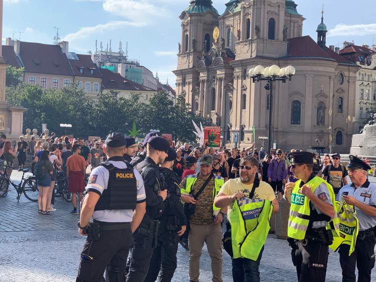 FOTOGALERIE: Prahu zahalil odér konopí. Městem prošel průvod za legalizaci