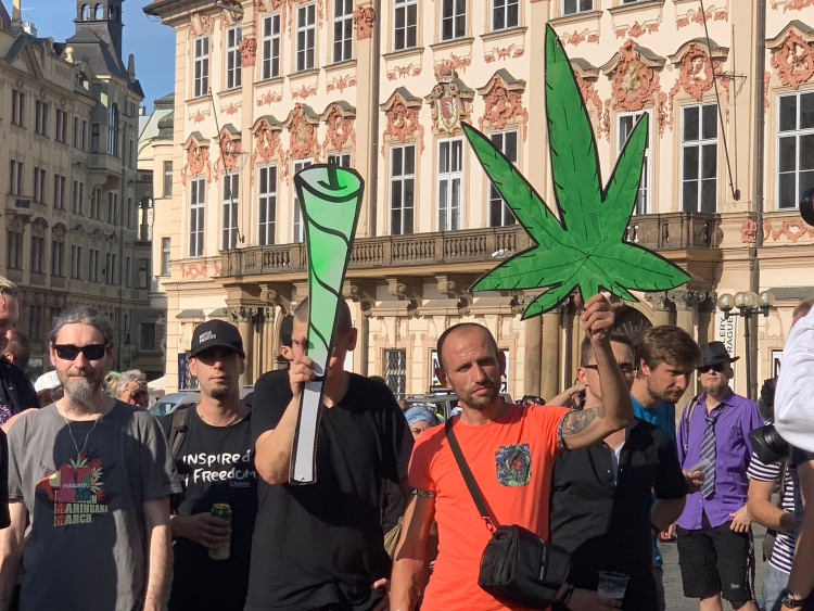 FOTOGALERIE: Prahu zahalil odér konopí. Městem prošel průvod za legalizaci