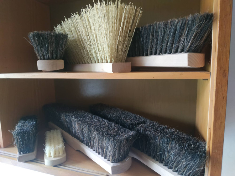 FOTOGALERIE: Ruční výroba kartáčů v Brodku u Konice