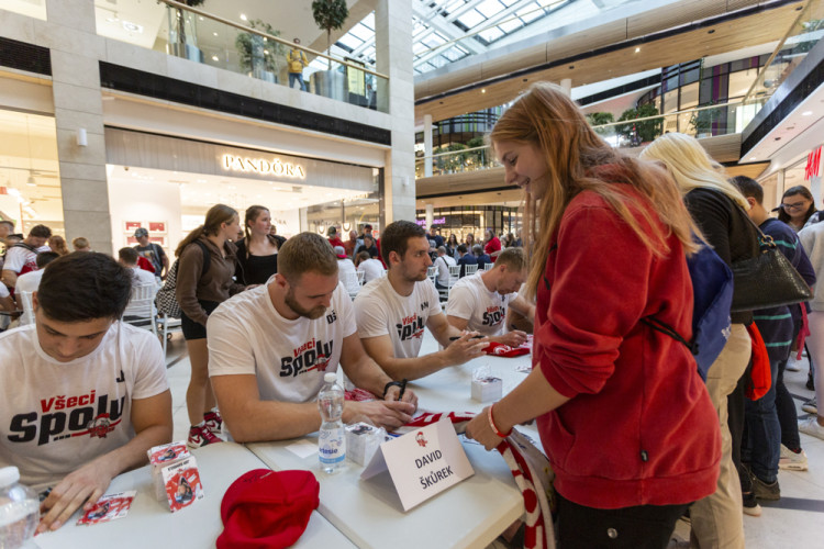 FOTOGALERIE: Hokejisté Olomouce rozdávali autogramy před novou sezonou
