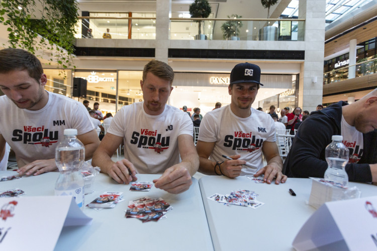 FOTOGALERIE: Hokejisté Olomouce rozdávali autogramy před novou sezonou