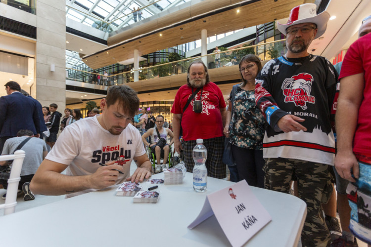 FOTOGALERIE: Hokejisté Olomouce rozdávali autogramy před novou sezonou