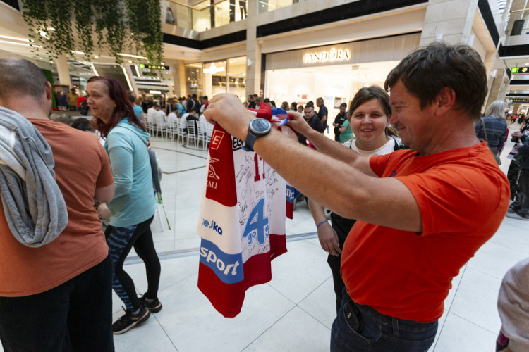 FOTOGALERIE: Hokejisté Olomouce rozdávali autogramy před novou sezonou