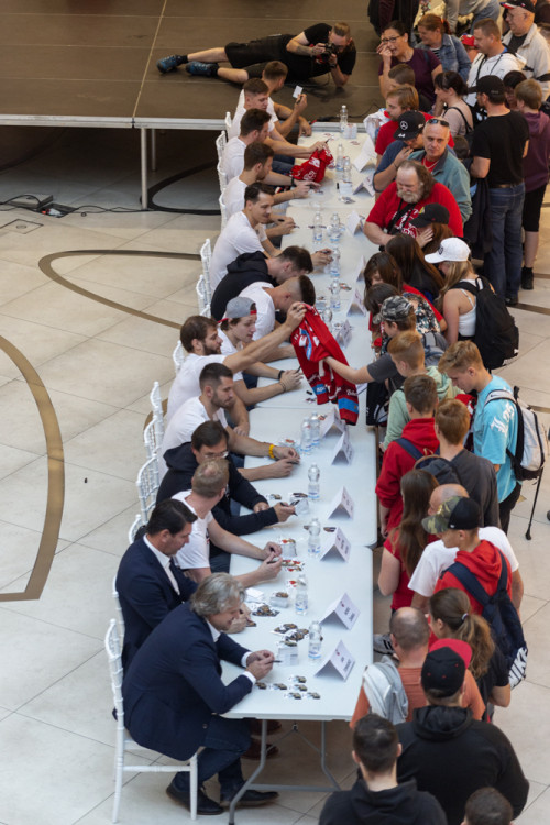 FOTOGALERIE: Hokejisté Olomouce rozdávali autogramy před novou sezonou