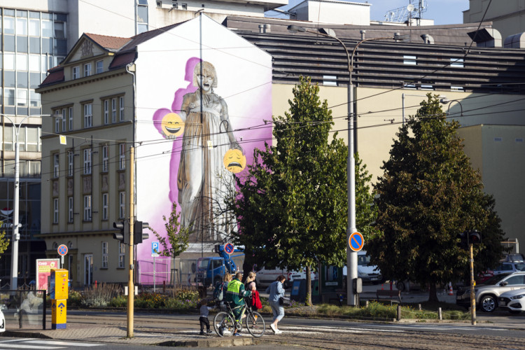 Loňská malba múzy Melpomené na budově Moravského divadla Olomouc