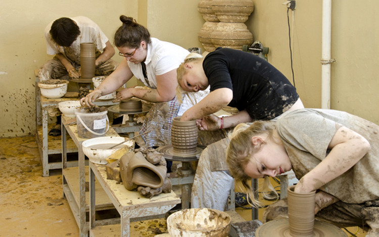 Střední uměleckoprůmyslová škola Bechyně nabízí tradiční řemeslo a kreativitu