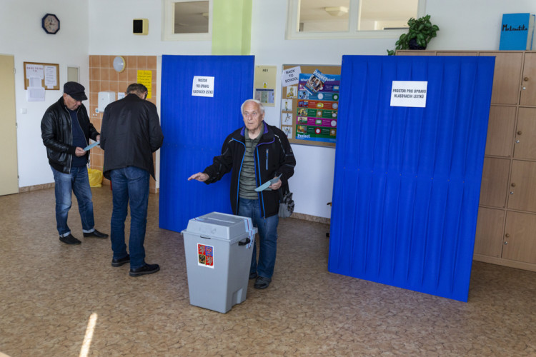 První volební den 2022